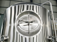 Cuve à double paroi de 30 BBL avec agitateur, chemise de chauffage/refroidissement et isolation, en acier inoxydable de qualité alimentaire pour le traitement des boissons et des produits chimiques