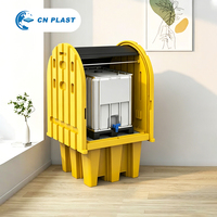 Palette anti-déversement rigide pour fûts Euro, jaune, conforme EPA SPCC, en LLDPE avec verrou intégré pour le stockage sécurisé de fûts chimiques en extérieur