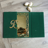 Invitation de mariage de luxe en velours vert, couverture rigide noire, découpe laser, carte en acrylique miroir doré avec monogramme en acrylique doré