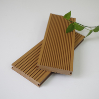 Planches de terrasse en composite bois-plastique 130x28 brossées, antidérapantes, écologiques, imperméables et résistantes à l'humidité pour cour et jardin modernes