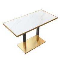Table de salle à manger multifonctionnelle personnalisable en ardoise marbrée à bords dorés pour restaurant occidental de luxe léger et hôtel, avec chaises
