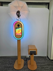 Cabina de Fotos Premium para Bodas, Color Madera, para iPad y DSLR, con Luz RGB y Estuche de Transporte - Product Image 5