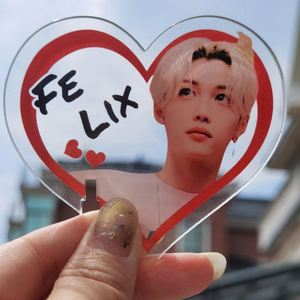 Venta al por mayor de dijes decorativos de acrílico impermeables con imagen de ídolos Kpop, personalizables en tamaño y grosor, para crear tu propio diseño. - Product Image 3