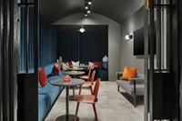 Canapé modulable pour espace public de l'hôtel Aloft by Marriott, canapé d'angle, chaise sans accoudoirs en bois