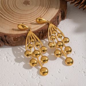 ต่างหูแฟชั่นเกาหลีแบบขายส่ง ป้องกันการหมอง ผลิตจากสแตนเลสสตีล 316L ชุบทอง 18K PVD รูปทรงองุ่น สำหรับผู้หญิง - Product Image 1