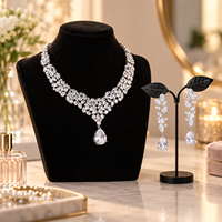 Set Perhiasan Pernikahan Mewah Baru dengan Zirconia Kubik, Berlapis Perak, Kalung Rantai Bunga, Liontin Tetesan Air Besar, Anting Gantung untuk Wanita.