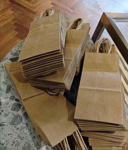 Bolsas de Papel Reciclado Marrón al por Mayor KM Premium con Impresión de Logotipo Personalizado para Negocios Sostenibles, Eventos y Promociones - Product Image 2