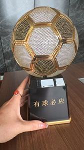 Vente en gros d'ornements de trophées de football en cuivre métallique 24K, haut de gamme et commémoratifs, au design créatif pour le bureau, avec motif diamant. - Product Image 6