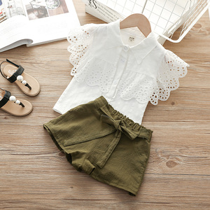 Ensemble de vêtements blancs pour enfants en gros : chemise à manches volantées en dentelle et pantalon de survêtement - Product Image 2