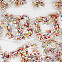 Patchs de lettres colorées en strass Patchs auto-adhésifs pour accessoires vestimentaires Accessoires de sac Accessoires de bricolage