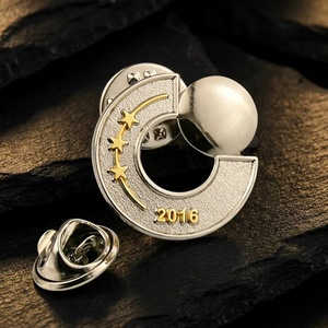 Distintivi in Metallo con Lettere Intagliate di Precisione - Spille da Bavero Scavate Placcate Oro/Argento per Aziende, Souvenir e Regali Personalizzati - Product Image 2