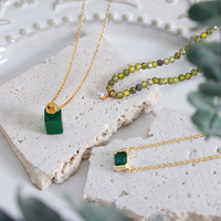Collier pendentif minimaliste en acier titane plaqué or 18 carats avec cristal émeraude vert, résistant au ternissement et à l'eau, pour femmes