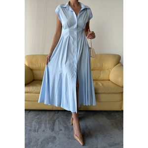 Robe élégante bleu ciel en popeline pour femmes de bureau, grande taille, sans manches, avec détails boutonnés sur le devant, fentes à la taille, translucide, pour la journée - Product Image 4