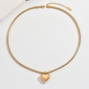 Collar de Moda para Mujer, Chapado en Oro de 18K, Cadena de Serpiente Redonda de Acero Inoxidable con Colgante de Corazón - Product Image 2
