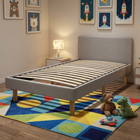 Lit plateforme double en acier inoxydable de style industriel avec sommier à lattes, finition mate, durable et robuste pour appartement loft urbain
