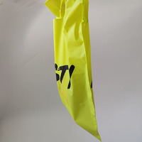 Sac de courses promotionnel personnalisable en polyéthylène CPE givré, fin, jaune, avec poignée découpée, imprimé en héliogravure, recyclable