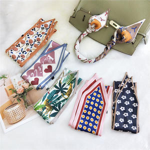 Женский Шелковый платок с принтом в виде сердца - Product Image 1