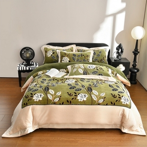 2025 Bộ đồ giường 4 mảnh nhung sữa trọng lượng cao mới với các góc chắp vá hoa văn chạm khắc lớn - Product Image 1