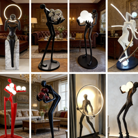 Sculpture abstraite en résine d'un homme tenant un objet en forme de lampe pour la décoration du salon pour Noël et Halloween