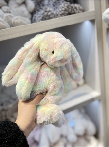Peluche Jellcatt UK Rainbow Tie Dye Bashful Bunny, jouet en peluche doux avec oreilles tombantes, lapin multicolore pastel - Product Image 4
