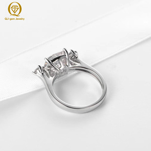 Bague de mariage classique pour femme, style trois diamants, taille coussin, en platine, diamant de laboratoire couleur D, clarté VVS, taille et gravure personnalisées - Product Image 3