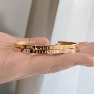 Bracelet manchette en métal tendance 2026 en acier inoxydable gravable, plaqué or, avec citations de motivation et affirmations positives - Product Image 2