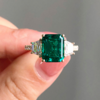 8*10mm lab zümrüt kadın yüzük 4Ct yeşil zümrüt ile def moissanite yan 3 taş nişan yüzüğü 10k
