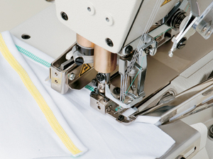 Machine à coudre interlock JUKI MF-7500 d'occasion du Japon, haute vitesse, à plat, avec point de recouvrement supérieur et inférieur - Product Image 3