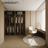 Sistema de Vestidor Moderno con Armario de Vidrio, Escritorio, Silla Crema, Alfombra Circular, Estantes Integrados y Diseño Personalizado