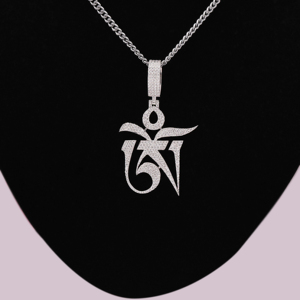 COLGANTE ESTÉTICO EN FORMA DE OM TIBETANO CON DIAMANTE TINEY ROUND LAB GROWN EN ORO SÓLIDO DE 18KT PARA TODAS LAS OCASIONES PARA MUJER - Product Image 2