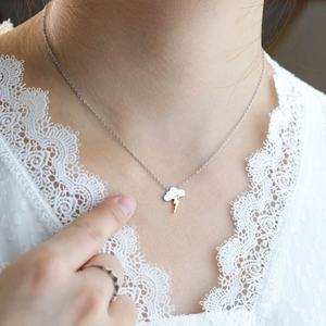 Collar con Logotipo Personalizado, Resistente al Deslustre, Impermeable, de Acero Inoxidable, Chapado en Oro de 18k, con Diseño de Nube y Rayo, para Mujer - Product Image 3