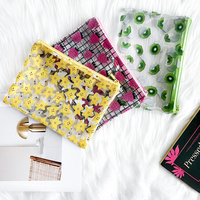 Vente en gros de sacs à crayons transparents en PVC imprimés Trousse à crayons créative Sac de rangement cosmétique multifonctionnel mignon Portefeuille zéro clair