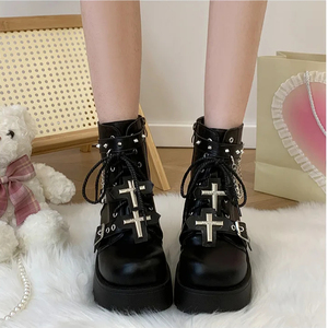 BUSY GIRL XY4135 Bottes en cuir noir Femmes Chaussures Métal Rivet Croix Goth Punk Style Femmes <span class=keywords><strong>Botte</strong></span> <span class=keywords><strong>Taille</strong></span> <span class=keywords><strong>43</strong></span> Talons Compensés Plateforme Bottes - Product Image 1