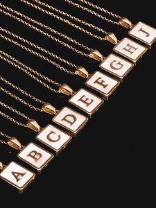 Collar con Letras del Alfabeto en Forma de Concha Rectangular |   Colgante de Madreperla con Iniciales de la A a la Z, Chapado en Oro PVD de 18K sobre Acero Inoxidable - Product Image 2