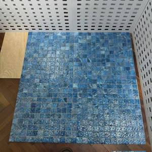 Mosaïque de verre bleue moderne, rectangulaire, motif vagues de mer, pour piscine et salle de bain. - Product Image 1