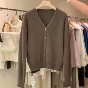 Atacado de Moda Feminina: Novo Cardigã de Tricô com Decote em V, 100% Lã Merino, Manga Longa, Solto e Personalizável com Logotipo - Product Image 3