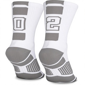 Chaussettes de sport personnalisées avec numéro d'équipe en tricot |   Chaussettes de sport pour jeunes et adultes à motif lettres |   Logo personnalisé de créateur pour l'été - Product Image 1