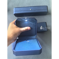 Boîte à bijoux en cuir bleu avec logo estampage or Paquet de bijoux LED de luxe Boîtes à bagues personnalisées Boîte à bijoux avec lumières