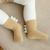 Chaussettes chaudes en polaire corail populaires pour bébés, automne-hiver, avec polaire épaisse pour les bébés de 0 à 5 ans, chaussettes de sol pour nouveau-nés