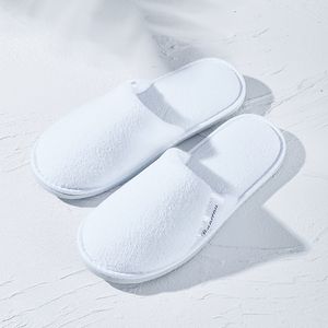Chaussons d'intérieur blancs d'hôtel silencieux personnalisés de tissu de sieste lavable de station thermale d'orteil fermé - Product Image 3