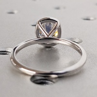 Cincin Tunangan Berlian Buatan Laboratorium Solitaire Bezel Cushion Elongated 0.5-3CT Emas Padat 10K/14K/18K Bersertifikat IGI CVD/HPHT Custom