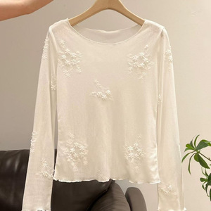 Haut de protection solaire blanc à manches longues pour femme UPF50+ léger, coupe ample, avec dentelle brodée, idéal pour l'été - Product Image 1