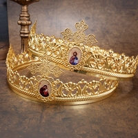 Lot de 2 couronnes royales en strass rouges pour hommes et femmes, diadèmes de roi et de reine pour bal de promo, accessoires de costume pour mariages et fêtes d'anniversaire