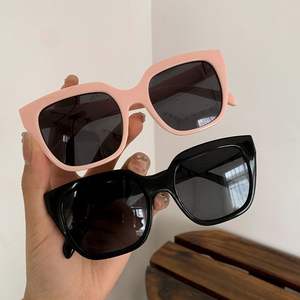 Lunettes de soleil de luxe multicolores à monture carrée en plastique pour femmes, style Instagram, également adaptées aux hommes - Product Image 1