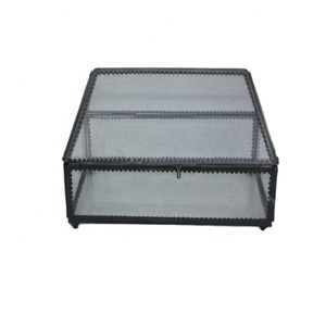 Boîte en verre et laiton de couleur grise faite à la main avec raccords en laiton boîte organisateur de bijoux pour cadeau femmes et filles boîtes d'affichage à la maison - Product Image 1