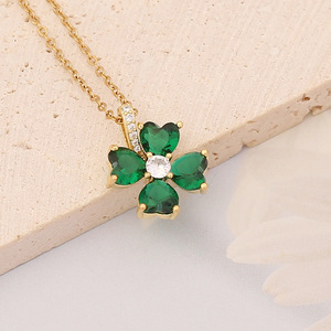 Collier Zircon Émeraude avec Pendentif Papillon en Cuivre Micro-Incrusté Chaîne à Maillons Florale en Acier Inoxydable - Product Image 3