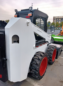 Chargeuse compacte d'occasion fiable avec moteur Kubota, capacité de 744 kg, puissance de 36,4 kW, transmission hydrostatique pour travaux de construction et de jardinage - Product Image 5