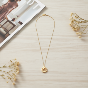 Collar de acero inoxidable con letra O de 1,9 cm, de una sola cara, estilo gargantilla para mujer - Product Image 2