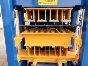 Machine à briques d'argile SY4-10 Machine à fabriquer des briques Machine à fabriquer des blocs creux en ciment en <span class=keywords><strong>Tanzanie</strong></span> - Product Image 5