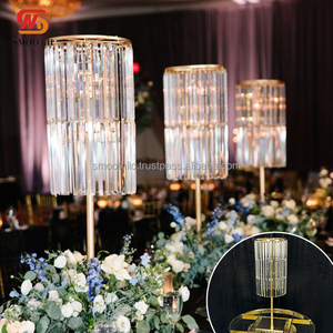 Support de fleurs en métal doré avec panneaux de cristal suspendus, design luxueux et élégant, centre de table pour mariage - Product Image 1